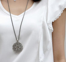 Load image into Gallery viewer, Flower Silver Necklace